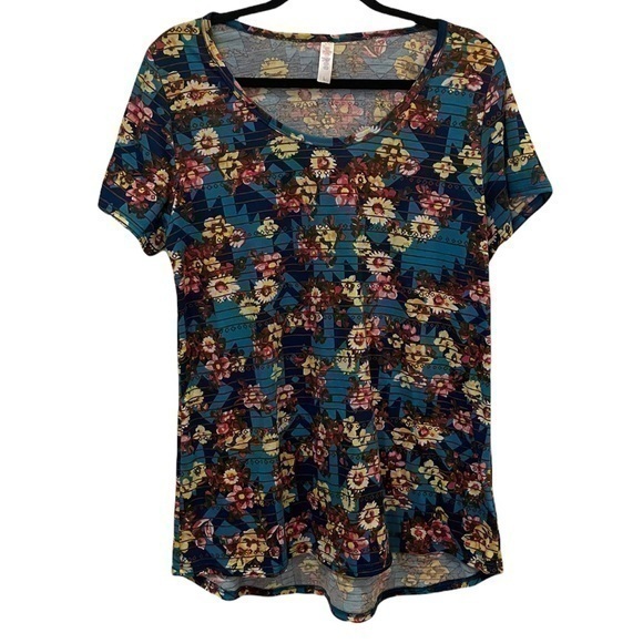 LuLaRoe Tops - LulaRoe Blue Floral Pattern Short Sleeve Women Large 
Condition 9/10 no flaws